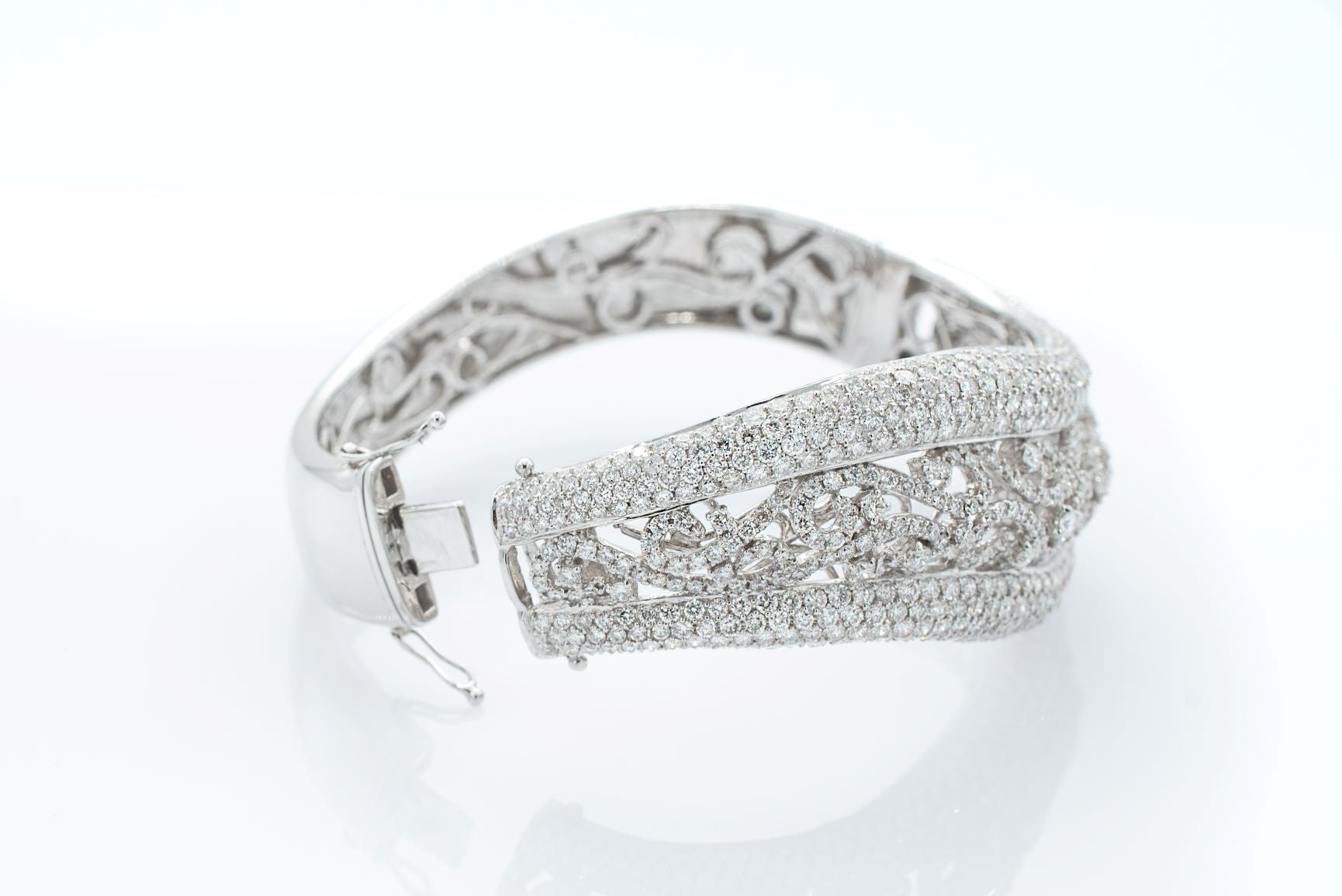 11.89 ctw Curved Diamond Bangle Bracelet 18k