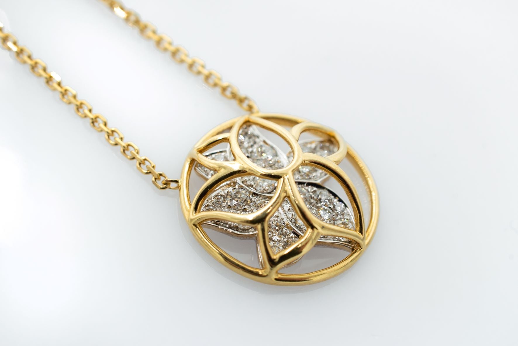 18k Gold Flower Diamond Pendant